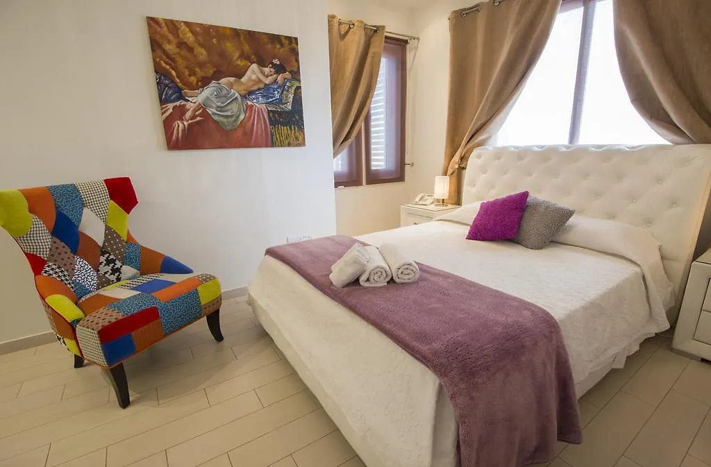 Mesogios House Suites Larnaca Appartement