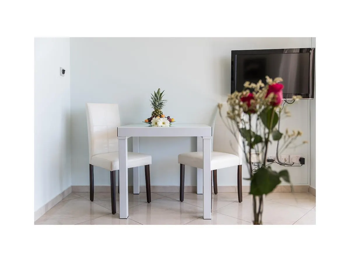 Appartement Mesogios House Suites Larnaca