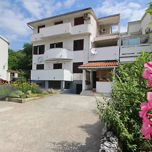 apartments-karamarko.primorje-gorskikotar.com/